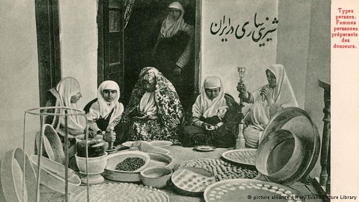 زنان شیرینی‌پز. تاریخ: ۱۹۱۰ میلادی.