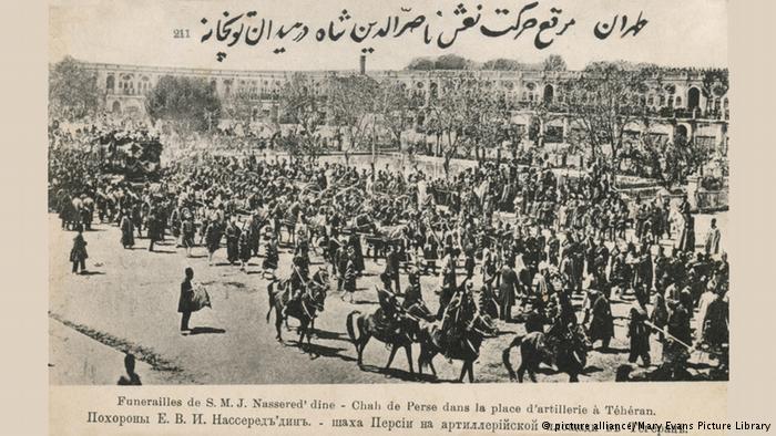 تشییع جنازه ناصرالدین شاه در میدان توپخانه. تاریخ ۱۸۹۶ میلادی.