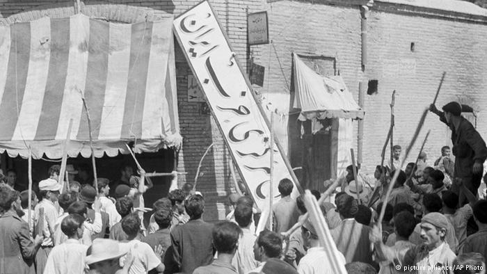 کودتای ۲۸ مرداد. حمله به دفتر حزب ایران. تاریخ: ۱۹ اوت ۱۹۵۳ میلادی.