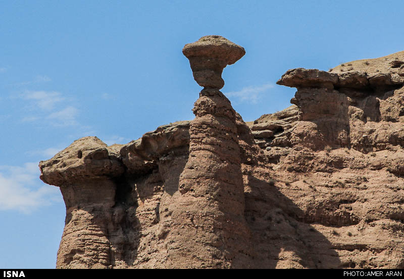 دودکش‌های جن ستون‌هایی از جنس خاک رس هستند که تخته سنگ‌های بزرگی رویشان قرار دارد