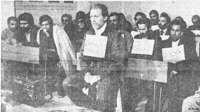 نادر جهانبانی به همراه دیگر افسران در دادگاه انقلاب