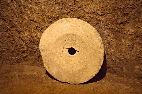 سنگي که براي در چاه و همچنين آسياب استفاده مي‌کردند