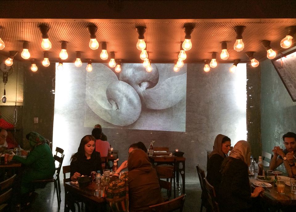 رستوران جو گریل در زعفرانیه. کلیۀ حقوق برای امید اخوان محفوظ میباشد.