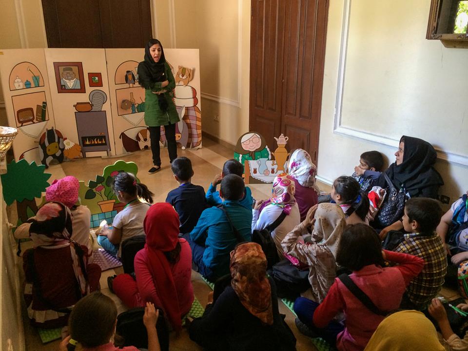 مامور موزۀ نگارستان برای بچه ها قصه میگوید. کلیۀ حقوق متعلق به امید اخوان است.