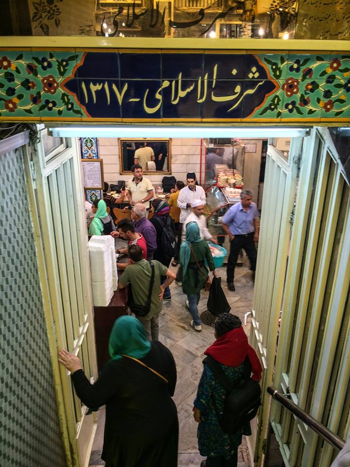 رستوران شرف‌الاسلامی در بازار بزرگ تهران. 