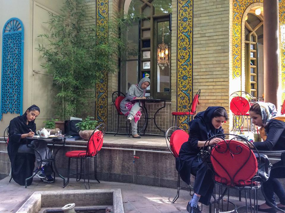 کافه چای بار در باغ خوشنویسان در قیطریه. کلیۀ حقوق متعلق به امید اخوان میباشد.