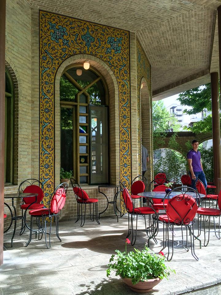 کافه چای بار در باغ خوشنویسان در قیطریه