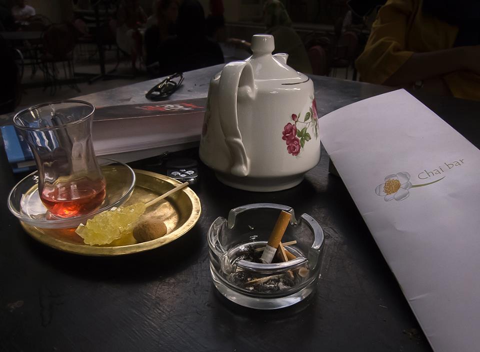کافه چای بار در یک باغ کوچک (باغ خوشنویسان) در خیابانهای شمالی اندرزگو در قیطریه واقع شده است. 