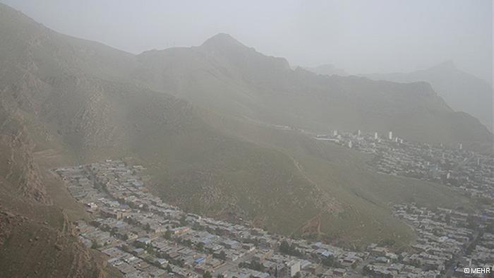 ابعاد آلودگی در کلان‌شهر اراک را می‌توان در محله "فوتبال" دید. مردم این محله به‌خاطر این‌که در مسیر 